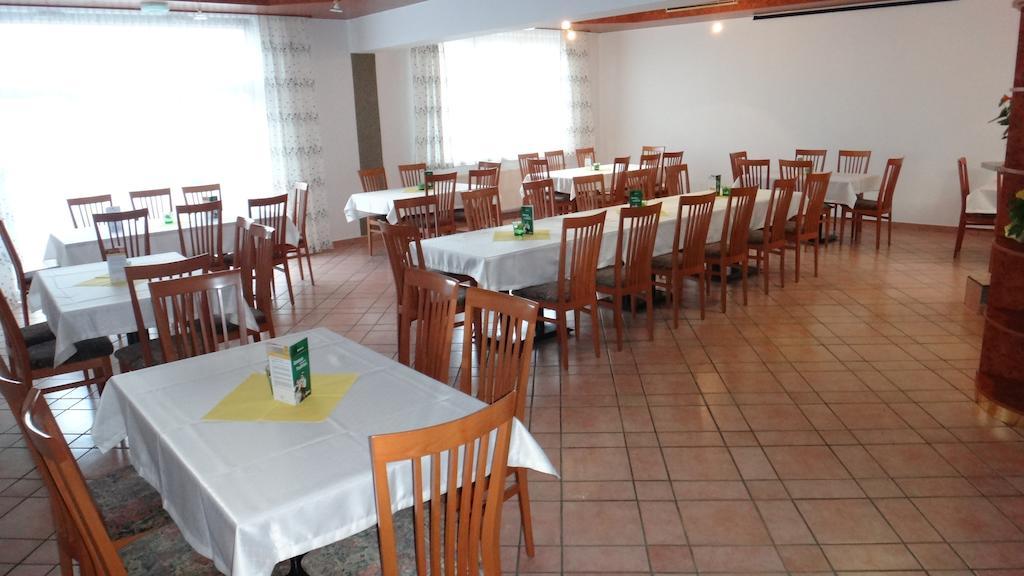 Swirtshaus M&N Hotell Zeltweg Exteriör bild