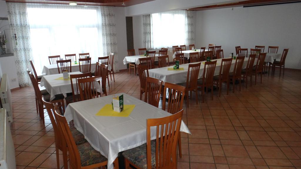 Swirtshaus M&N Hotell Zeltweg Exteriör bild